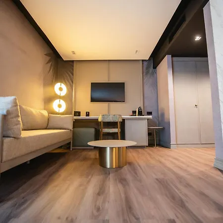Belinda Adults Only 4* Mamaia